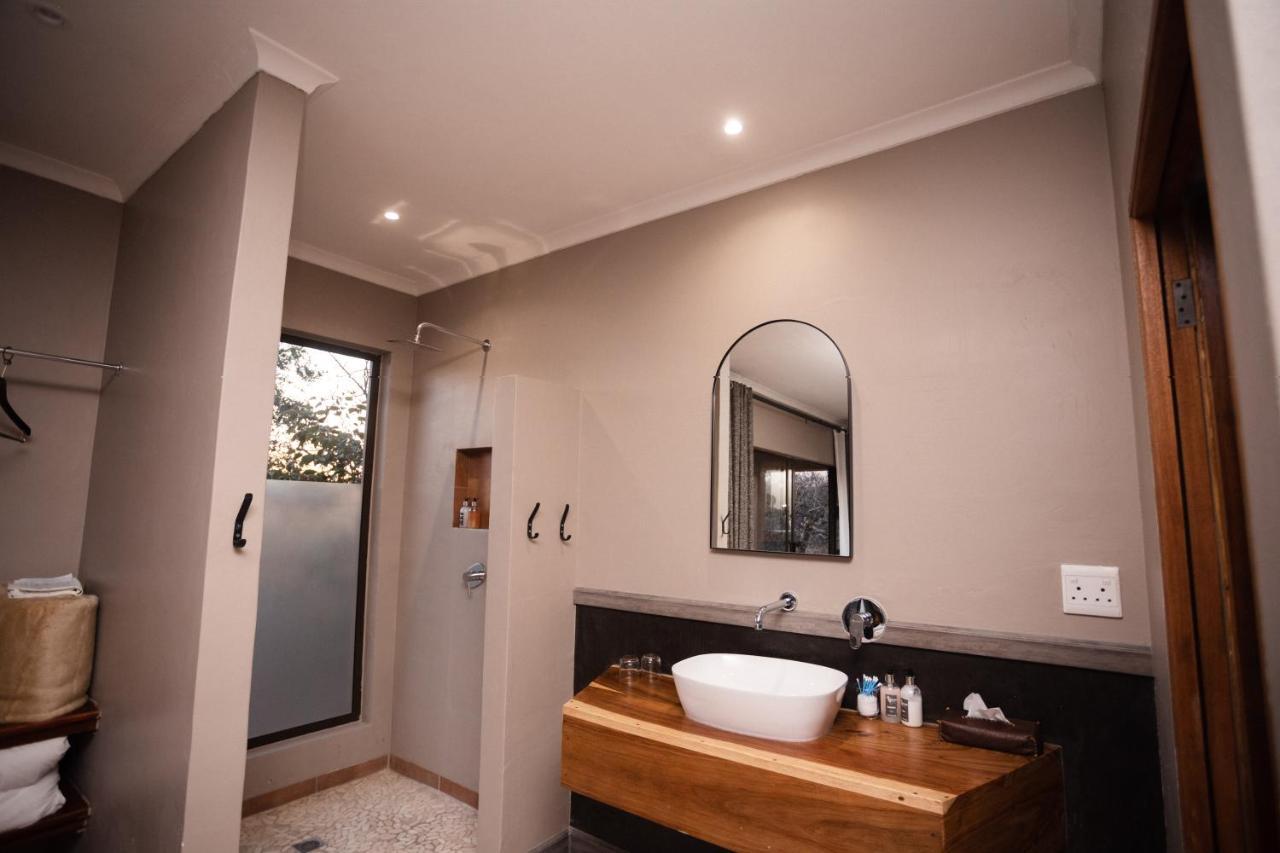 Toshari Lodge Okaukuejo Extérieur photo